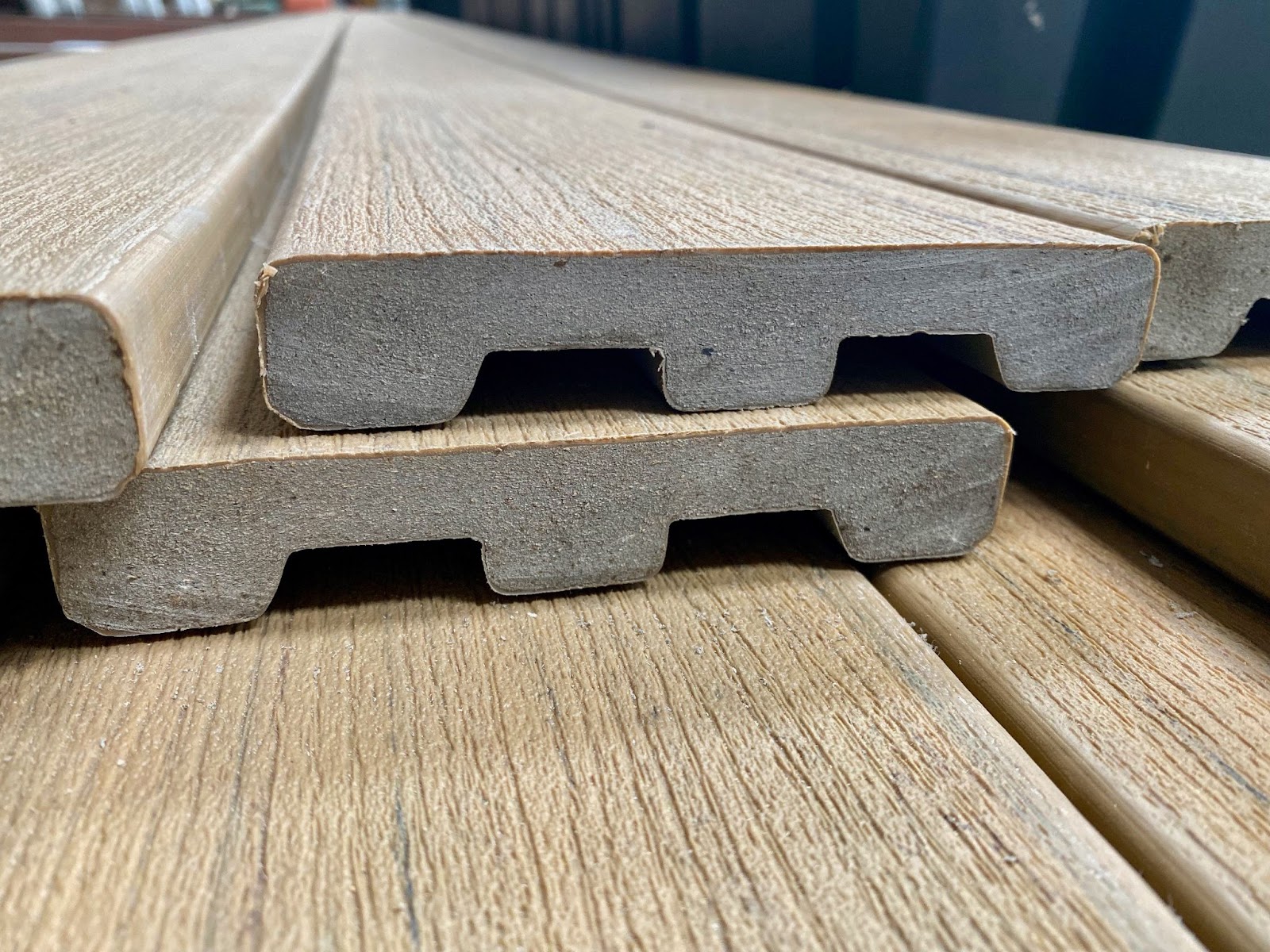 close-up-of-timber-tech-decking